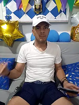 Snapshot of latinmartin73 chatting on September 27, 2025, 12:43 pm latinmartin73 online show from September 27, 2025, 12:43 pm