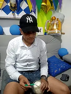 Snapshot of latinmartin73 chatting on October 1, 2025, 11:55 pm latinmartin73 online show from October 1, 2025, 11:55 pm