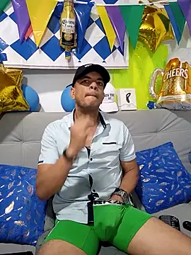 Snapshot of latinmartin73 chatting on October 3, 2025, 12:07 am latinmartin73 online show from October 3, 2025, 12:07 am