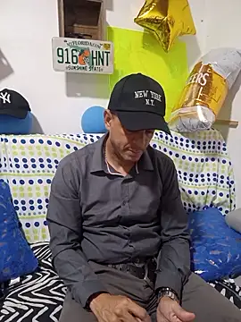 Snapshot of latinmartin73 chatting on October 8, 2025, 12:41 am latinmartin73 online show from October 8, 2025, 12:41 am