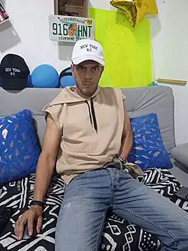 Snapshot of latinmartin73 chatting on October 9, 2025, 11:47 pm latinmartin73 online show from October 9, 2025, 11:47 pm