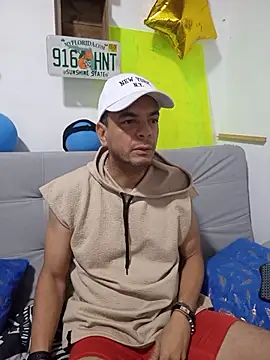 Snapshot of latinmartin73 chatting on October 12, 2025, 2:05 pm latinmartin73 online show from October 12, 2025, 2:05 pm