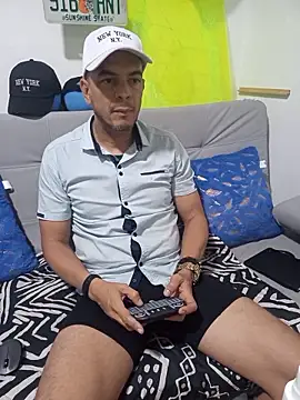 Snapshot of latinmartin73 chatting on October 16, 2025, 12:11 am latinmartin73 online show from October 16, 2025, 12:11 am