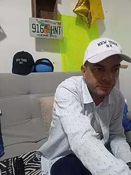 Snapshot of latinmartin73 chatting on October 17, 2025, 12:25 am latinmartin73 online show from October 17, 2025, 12:25 am