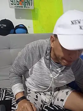 Snapshot of latinmartin73 chatting on October 19, 2025, 4:46 am latinmartin73 online show from October 19, 2025, 4:46 am