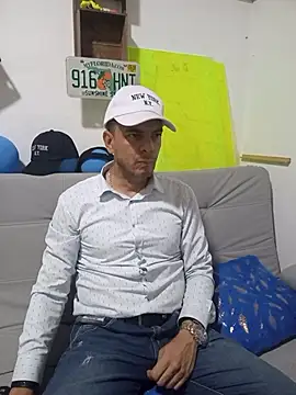 Snapshot of latinmartin73 chatting on October 24, 2025, 12:19 am latinmartin73 online show from October 24, 2025, 12:19 am