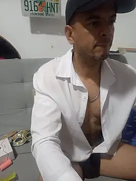 Snapshot of latinmartin73 chatting on November 2, 2025, 4:15 am latinmartin73 online show from November 2, 2025, 4:15 am