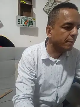 Snapshot of latinmartin73 chatting on November 5, 2025, 12:10 am latinmartin73 online show from November 5, 2025, 12:10 am