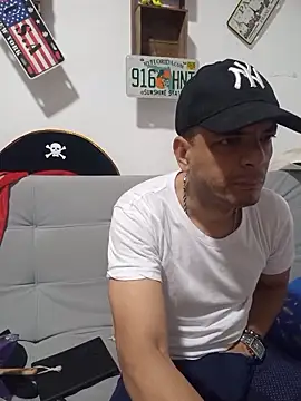 Snapshot of latinmartin73 chatting on November 6, 2025, 10:43 pm latinmartin73 online show from November 6, 2025, 10:43 pm