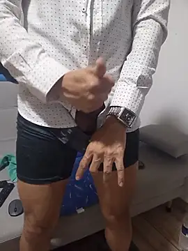 Snapshot of latinmartin73 chatting on November 11, 2025, 12:43 am latinmartin73 online show from November 11, 2025, 12:43 am