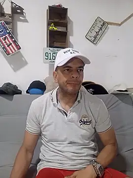 Snapshot of latinmartin73 chatting on November 14, 2025, 1:15 am latinmartin73 online show from November 14, 2025, 1:15 am