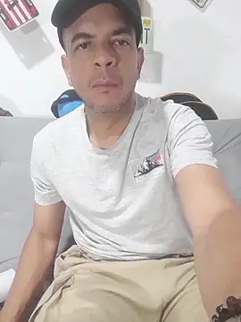 Snapshot of latinmartin73 chatting on November 17, 2025, 2:39 am latinmartin73 online show from November 17, 2025, 2:39 am