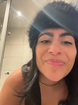 miakhalifaaa  online show from December 5, 2025, 7:21 pm