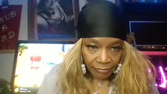 MadamBlingbox online show from February 11, 2025, 8:37 am