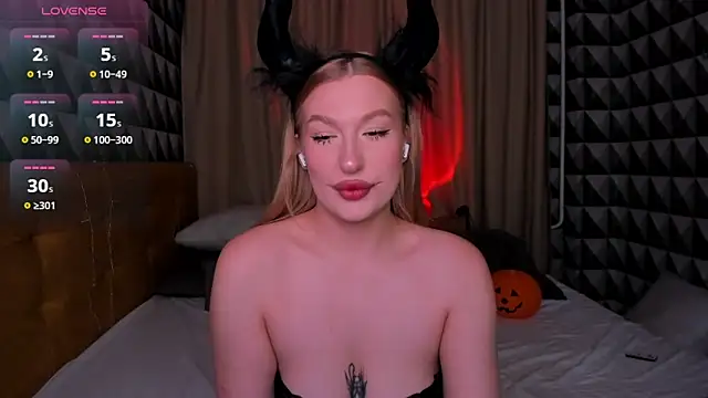 Snapshot of Emma__Leee chatting on October 31, 2025, 12:55 am Emma Leee online show from October 31, 2025, 12:55 am