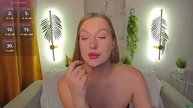 Snapshot of Emma__Leee chatting on November 4, 2025, 12:43 am Emma Leee online show from November 4, 2025, 12:43 am