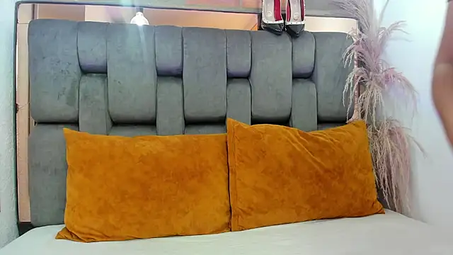 JESSYCORTES online show from September 11, 2025, 1:55 pm