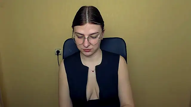 Luna Lush  online show from November 21, 2025, 1:10 pm