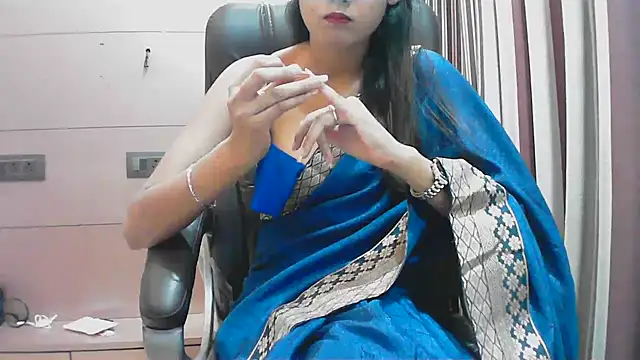 collage hoty online show from September 12, 2025, 4:40 pm