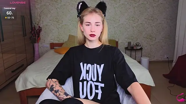 Snapshot of LunaBelli chatting on November 4, 2025, 8:30 pm LunaBelli online show from November 4, 2025, 8:30 pm