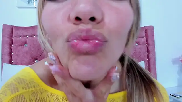 Mia Malkovaa  online show from January 11, 2025, 1:22 pm