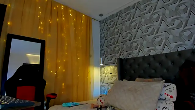 Snapshot of Sophiee_Hill chatting on September 12, 2025, 9:04 pm Sophiee Hill online show from September 12, 2025, 9:04 pm