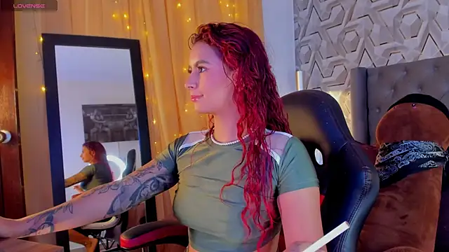 Snapshot of Sophiee_Hill chatting on September 15, 2025, 9:15 pm Sophiee Hill online show from September 15, 2025, 9:15 pm