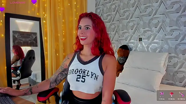 Snapshot of Sophiee_Hill chatting on October 24, 2025, 9:49 am Sophiee Hill online show from October 24, 2025, 9:49 am