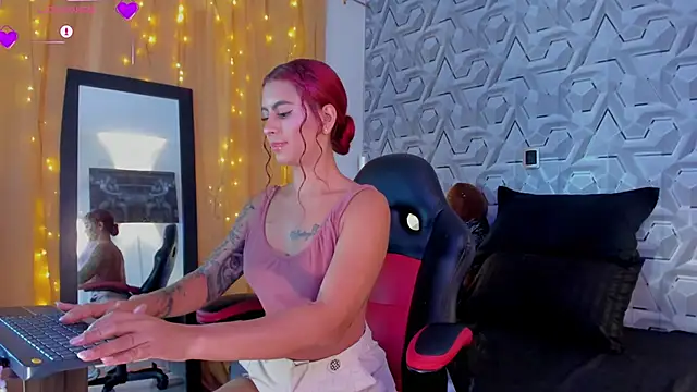 Snapshot of Sophiee_Hill chatting on October 28, 2025, 2:42 pm Sophiee Hill online show from October 28, 2025, 2:42 pm