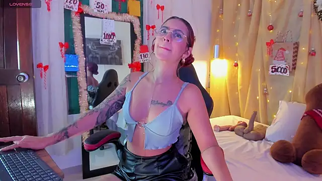 Snapshot of Sophiee_Hill chatting on December 19, 2025, 8:05 pm Sophiee Hill online show from December 19, 2025, 8:05 pm