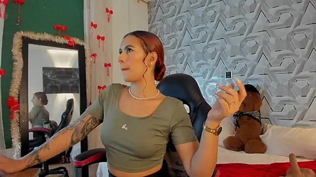 Snapshot of Sophiee_Hill chatting on January 14, 2026, 6:19 am Sophiee Hill online show from January 14, 2026, 6:19 am