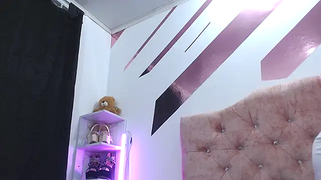 Snapshot of Kitten_Hot_ chatting on October 2, 2025, 1:23 am Kitten Hot online show from October 2, 2025, 1:23 am
