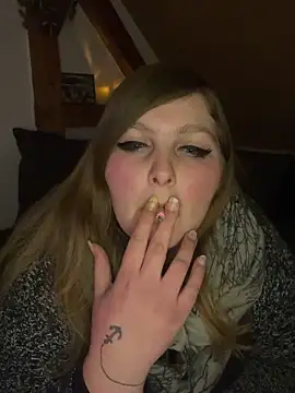 Snapshot of herz_steht_kopf90 chatting on December 19, 2025, 12:06 am herz steht kopf90 online show from December 19, 2025, 12:06 am