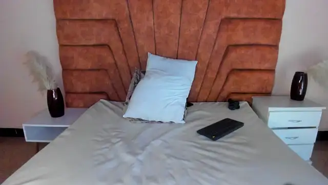 MAHIASMITH13 online show from March 10, 2025, 4:46 pm