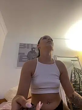 Chiara0102 online show from May 31, 2026, 9:27 pm
