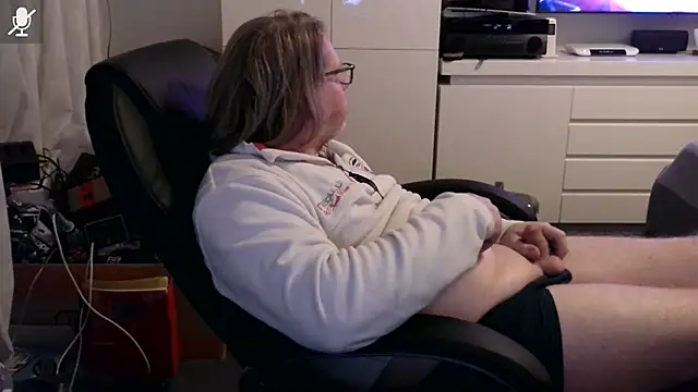 Snapshot of VSteph chatting on December 17, 2025, 9:21 pm VSteph online show from December 17, 2025, 9:21 pm