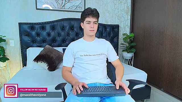 MaxxiCruz online show from October 4, 2025, 3:48 am
