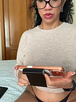 Snapshot of soli-lov chatting on February 18, 2026, 2:35 pm soli-lov online show from February 18, 2026, 2:35 pm