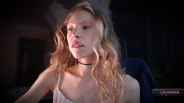 Snapshot of _Phantom_thread_ chatting on December 3, 2025, 10:24 am Phantom thread online show from December 3, 2025, 10:24 am