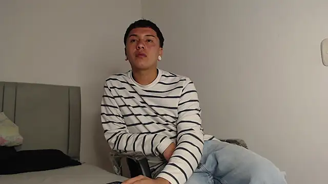 alex-lover online show from May 13, 2026, 3:48 am