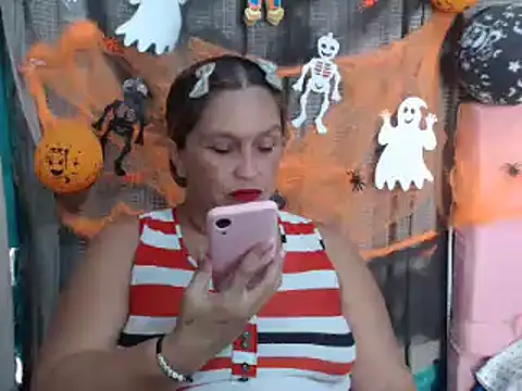 Snapshot of mom_son_dirty chatting on October 21, 2025, 2:18 pm mom son dirty online show from October 21, 2025, 2:18 pm