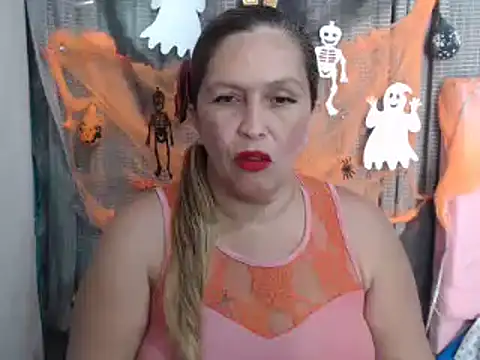 Snapshot of mom_son_dirty chatting on October 26, 2025, 2:01 pm mom son dirty online show from October 26, 2025, 2:01 pm