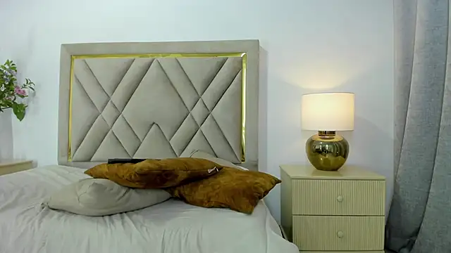 emily queen2 online show from April 16, 2026, 9:39 pm