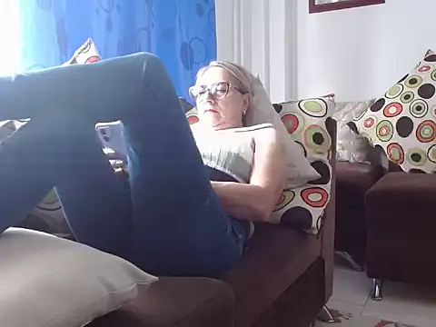 Snapshot of Alina_Saenz chatting on October 19, 2025, 6:30 pm Alina Saenz online show from October 19, 2025, 6:30 pm