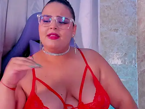 juli 2tyes online show from November 18, 2025, 3:56 am