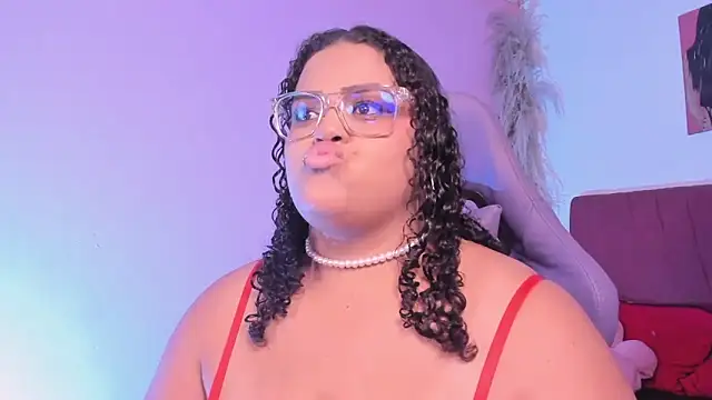 Snapshot of juli_2tyes chatting on February 3, 2026, 6:40 am juli 2tyes online show from February 3, 2026, 6:40 am