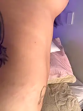 Mae Henao9 online show from October 22, 2025, 8:47 am