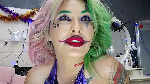 IssaSmith online show from October 31, 2025, 8:04 am