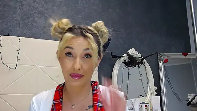 IssaSmith online show from November 19, 2025, 7:41 am