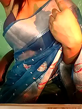 QueenOfHeart 07 online show from December 13, 2025, 7:53 pm